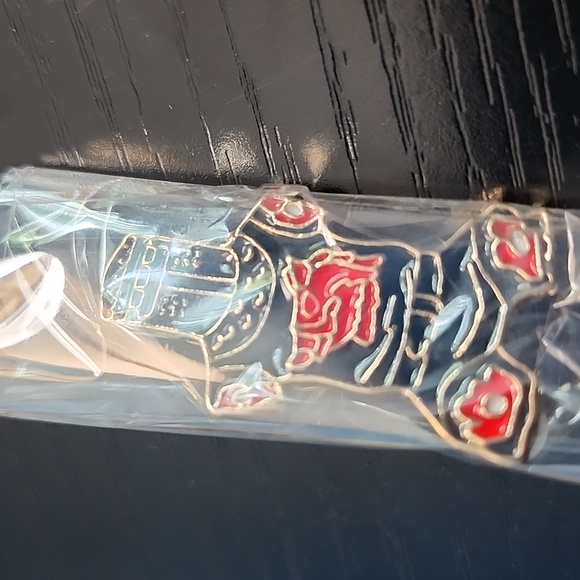 Monty Python and the Holy Grail inspired "Tis But a Scratch" Enamel Pin - Picture 3 of 3